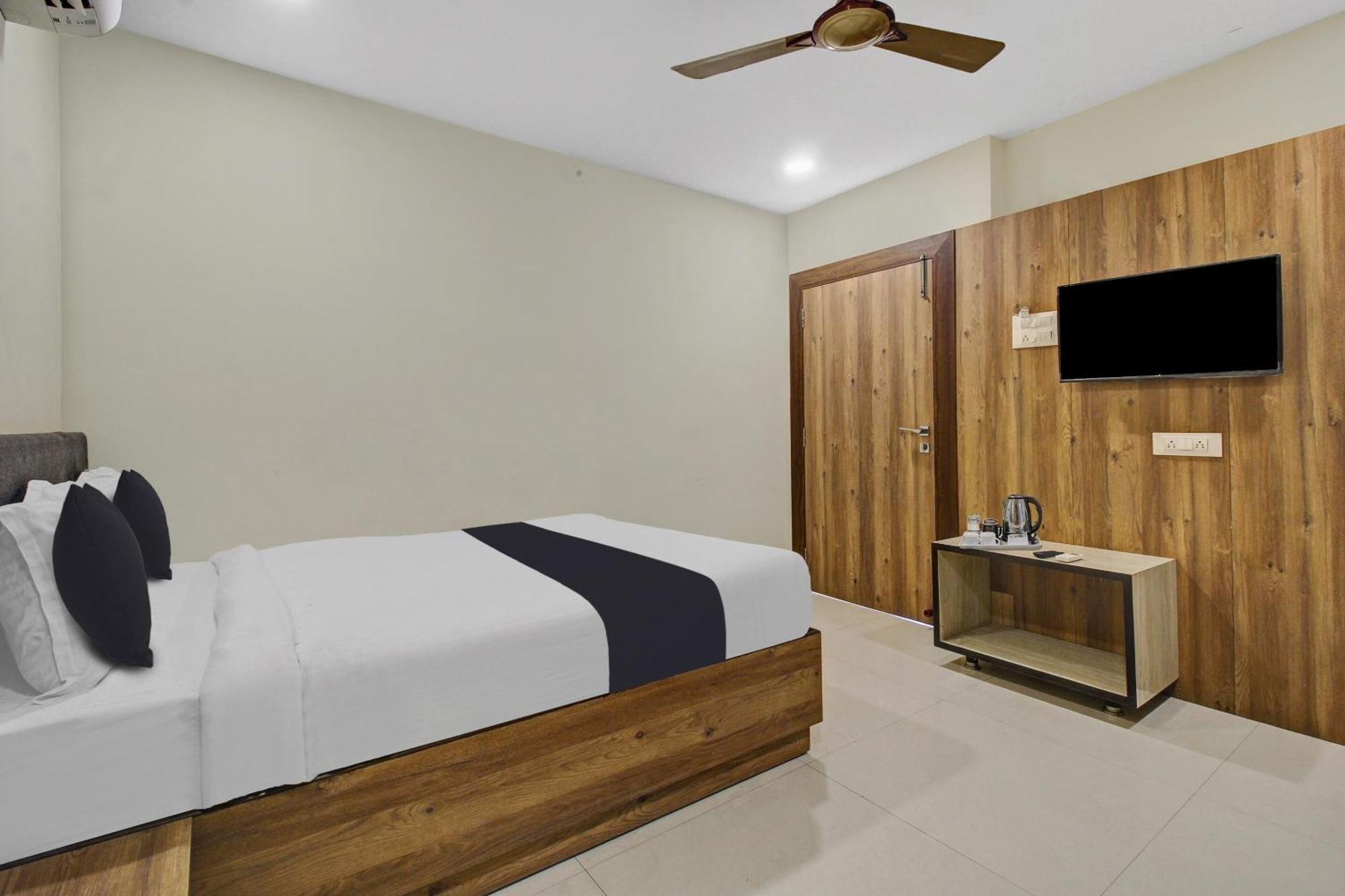 Collection O Hotel Swagath Pride Mancherāl Exterior foto